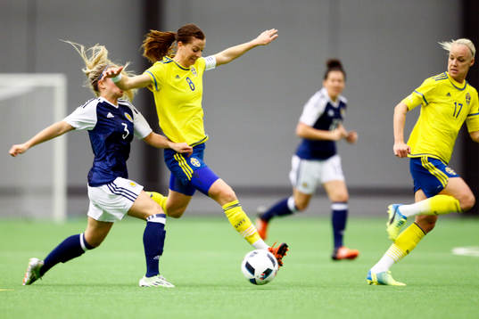 Skottlands Kirsty Smith och Sveriges Lotta Schelin