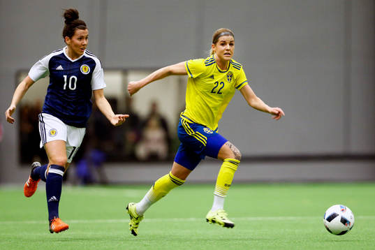 Skottlands Leanne Chrichton och Sveriges Olivia Schough