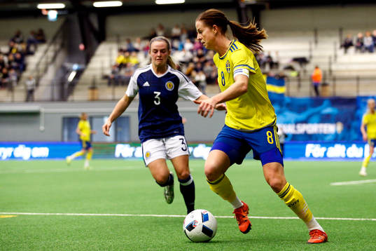 Skottlands Kirsty Smith och Sveriges Lotta Schelin