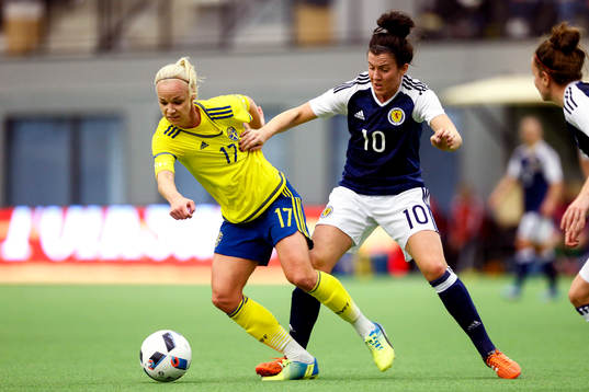 Sveriges Caroline Seger och Skottlands Leanne Chrichton