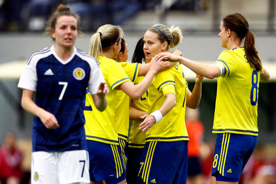 Sveriges Lisa Dahlkvist jublar med lagkamraterna