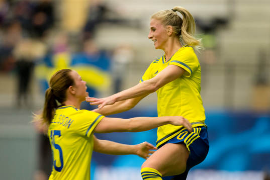 Sveriges Sofia Jakobsson jublar ihop med Jessica Samuelsson