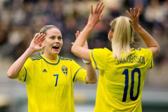 Sveriges Lisa Dahlkvist jublar ihop med Sofia Jakobsson