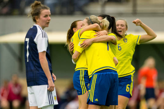 Sveriges Lisa Dahlkvist omfamnas