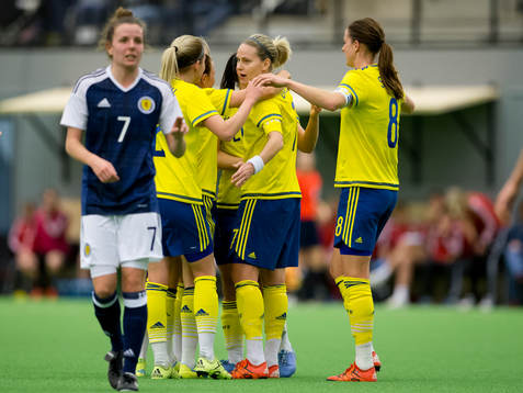 Sveriges Lisa Dahlkvist omfamnas