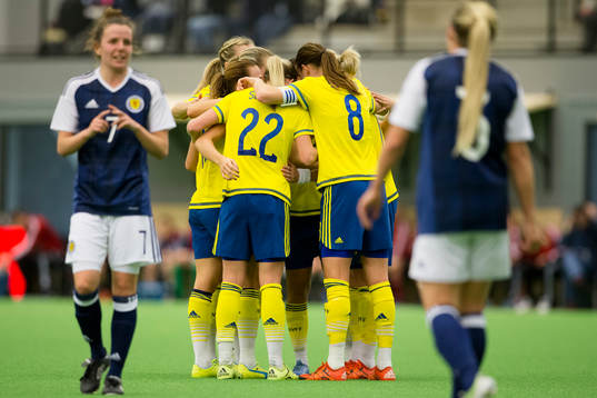 Sveriges Lisa Dahlkvist omfamnas