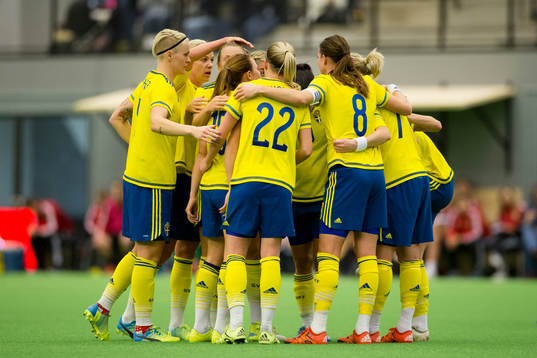 Sveriges Lisa Dahlkvist omfamnas