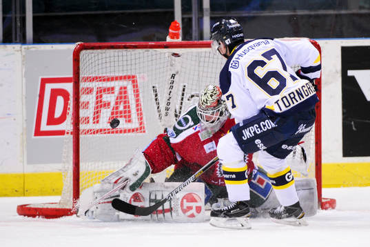 Frölundas målvakt Lars Johansson räddar ett friläge