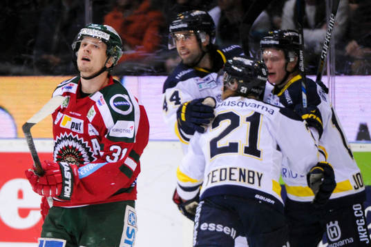 s Mattias Tedenby jublar med lagkamraterna