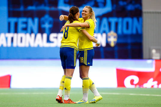 Sveriges Lotta Schelin och Sveriges Fridolina Rolfö jublar