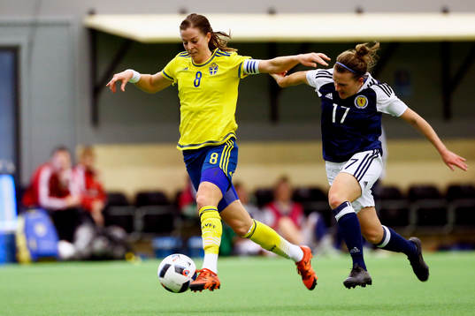 Sveriges Lotta Schelin och Skottlands Frankie Fantom Brown