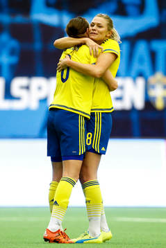 Sveriges Lotta Schelin och Sveriges Fridolina Rolfö jublar