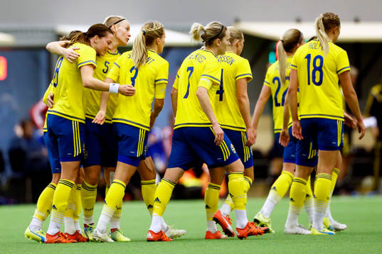 Sveriges Lotta Schelin jublar med lagkamraterna