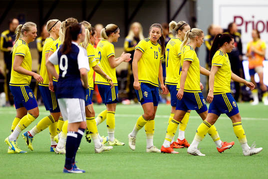 Sveriges Pauline Hammarlund jublar med lagkamraterna