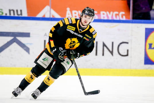 Skellefteås Filip Berglund  ishockeymatchen i SHL mellan