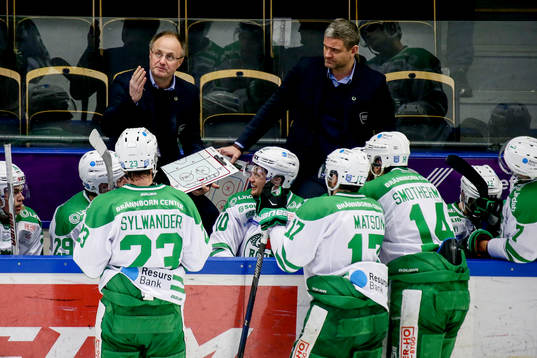 Rögles tränare Anders Eldebrink pratar med spelarna i ett