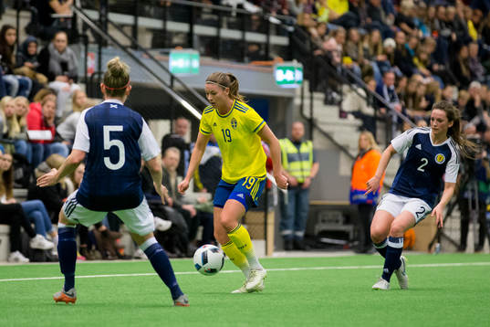 Sveriges Pauline Hammarlund mot Skottlands Leanne Ross och