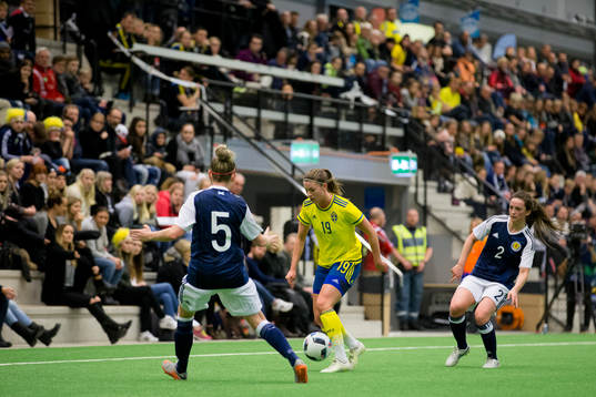 Sveriges Pauline Hammarlund mot Skottlands Leanne Ross och