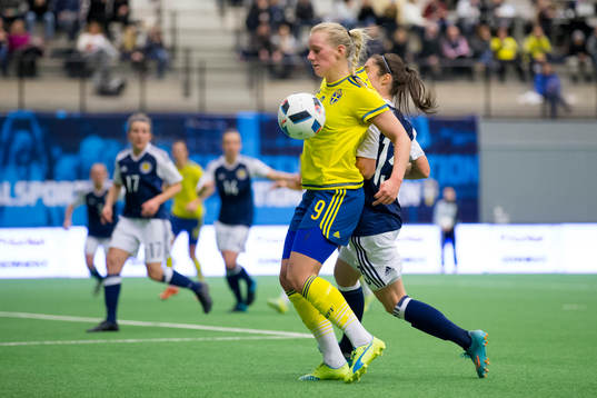 Sveriges Stina Blackstenius i kamp om bollen med Skottlands