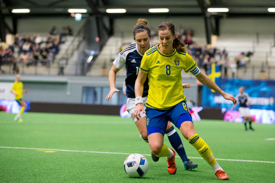 Sveriges Lotta Schelin mot Skottlands Rachel Corsie