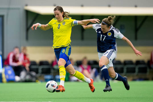 Sveriges Lotta Schelin tar sig loss från Skottlands