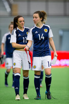Skottlands Lisa Evans och Rachel Corsie deppar
