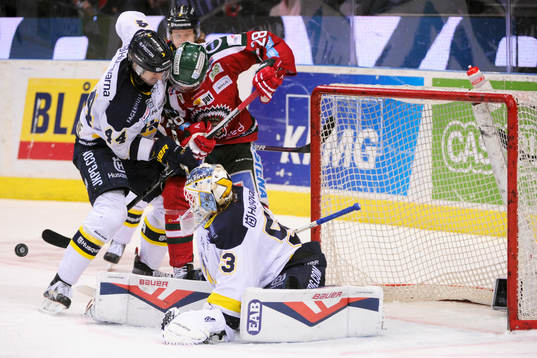 s Ryan O´Byrne och Frölundas Johan Sundström och HV71:s