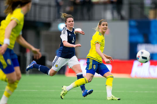Sveriges Olivia Schough slår en passning till Lotta Schelin