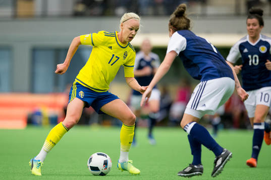 Sveriges Caroline Seger mot Skottlands Hayley Lauder