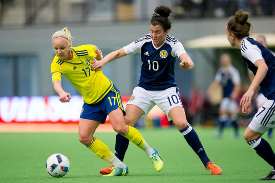 Sveriges Caroline Seger mot Skottlands Leanne Chrichton