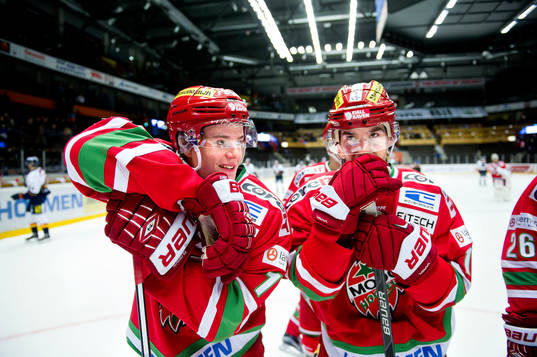 Modos Victor Olofsson och Bobby Butler jublar