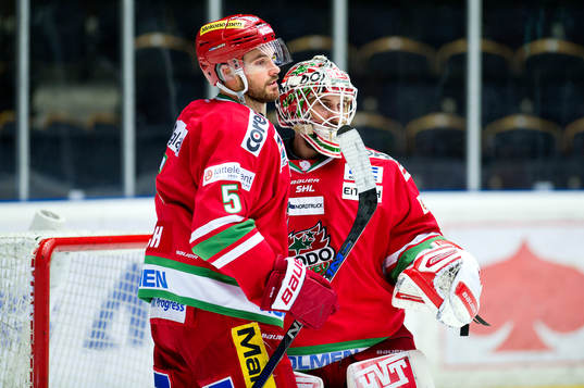 Modos Noah Welch och målvakt Jonatan Bjurö jublar