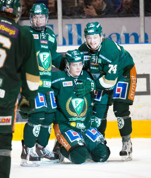 Färjestads Joel Eriksson Ek  (m) jublar