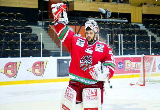 Modos målvakt Jonatan Bjurö jublar