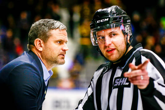 Rögles assisterande tränare Magnus Bogren pratar med