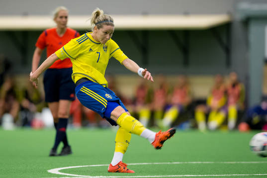 Sveriges Lisa Dahlkvist skjuter 1-0