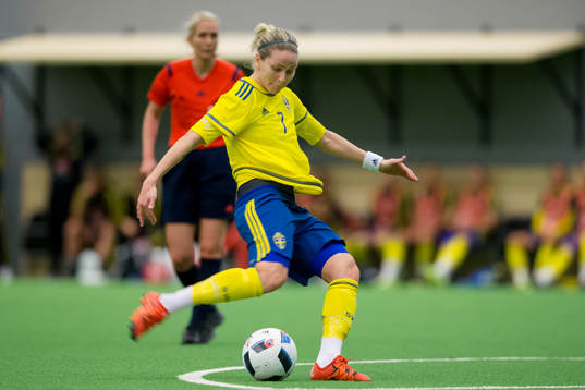 Sveriges Lisa Dahlkvist skjuter 1-0