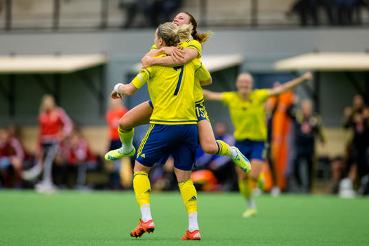 Sveriges Lisa Dahlkvist  jublar och blir omfamnad av