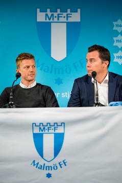 Anders Christiansen tittar på sportchef Daniel Andersson