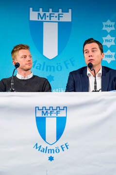 Anders Christiansen tittar på sportchef Daniel Andersson