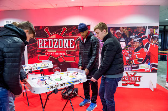 Några ungdomar spelar ishockeyspel