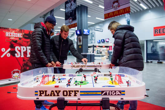 Några ungdomar spelar ishockeyspel