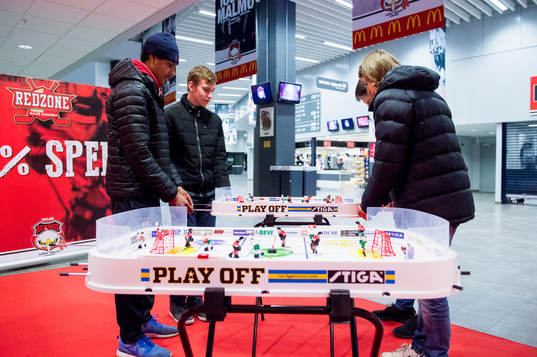 Några ungdomar spelar ishockeyspel