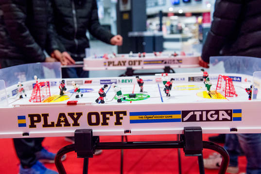 Närbild på ett ishockeyspel
