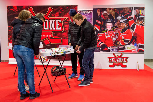 Några ungdomar spelar ishockeyspel