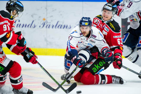 Linköpings Henrik Törnqvist i kamp om pucken med Malmö