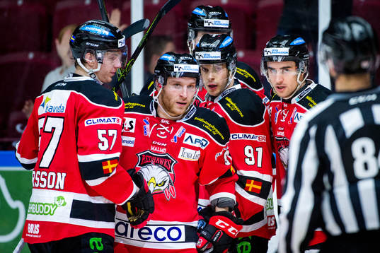 Malmö Redhawks Frederik Storm (mitten) firas