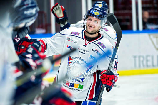 Linköpings Vilmos Gallo firar han gjort 0-2 med bänken