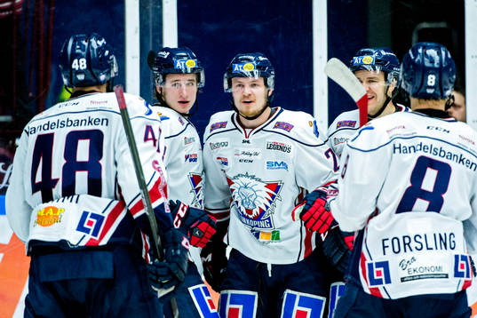Linköpings Nick Sörenssen (mitten) frias