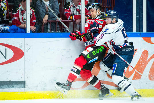 Malmö Redhawks Mathias Tjärnqvist trycks till av